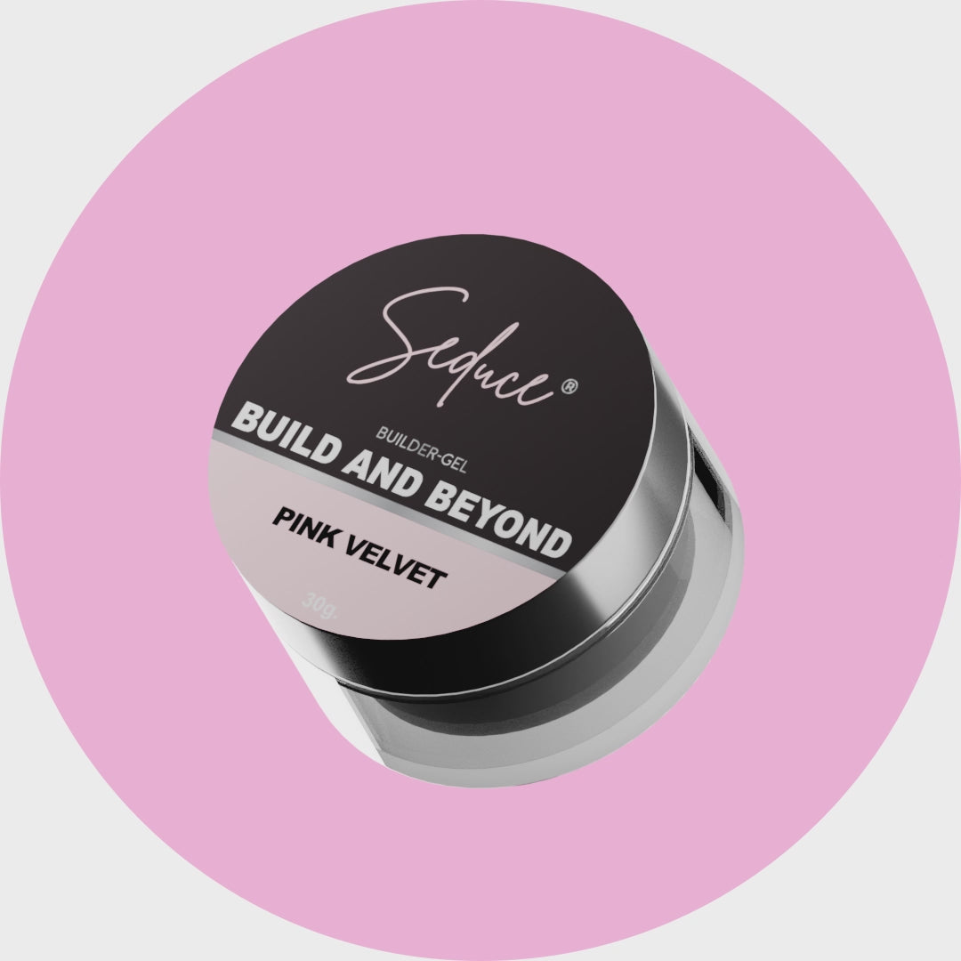Video laden: &lt;p&gt;Een harde buildergel (niet afweekbaar) is geschikt voor alle nageltypes, ook voor dunne/broze nagels! Dit product kan je gebruiken om te verlengen. &lt;/p&gt;&lt;p&gt;Een harde buildergel kan worden geplaatst zoals een Biab product, maar geeft een andere stevigheid dan een Biab. &lt;/p&gt;&lt;p&gt;Het is een self levelend product. Je kan het product omdraaien, zodat de zwaartekracht zijn werk kan doen. &lt;/p&gt;